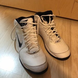 LIKE NEW men’s nike tennis shoes! only worn twice!